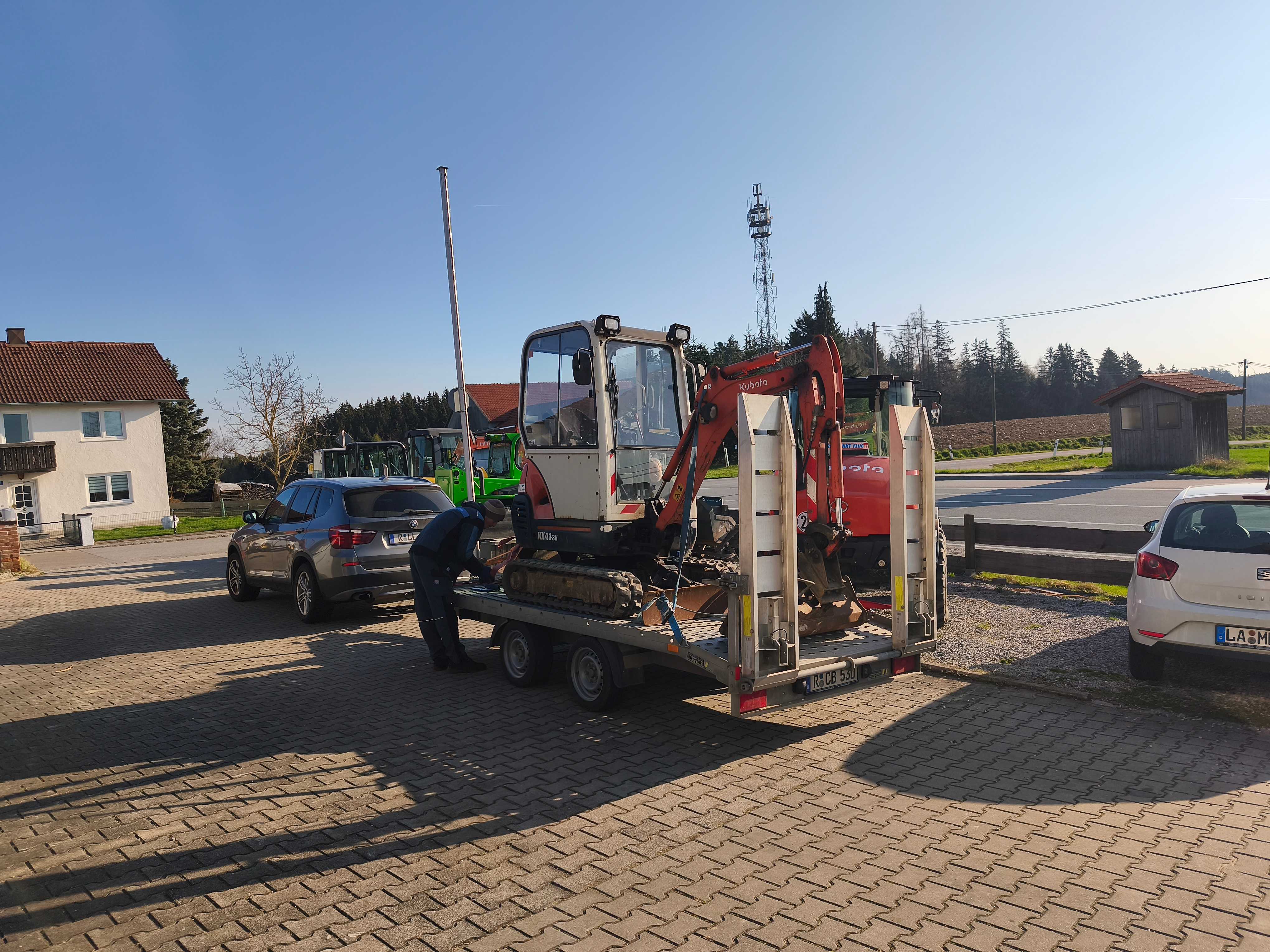 Auf Anhänger abgeholter Minibagger